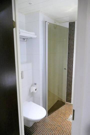 Фото номера Улучшенный номер с кроватью размера «king-size» Отель Hotel Kalliohovi г. Раума 10
