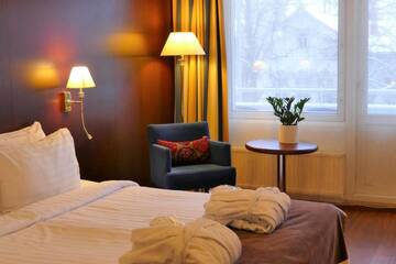Фото номера Улучшенный номер с кроватью размера «king-size» Отель Hotel Kalliohovi г. Раума 5